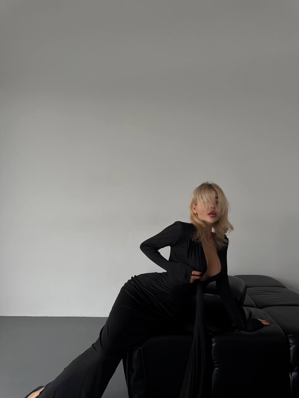 Stylové midi šaty z uzlem