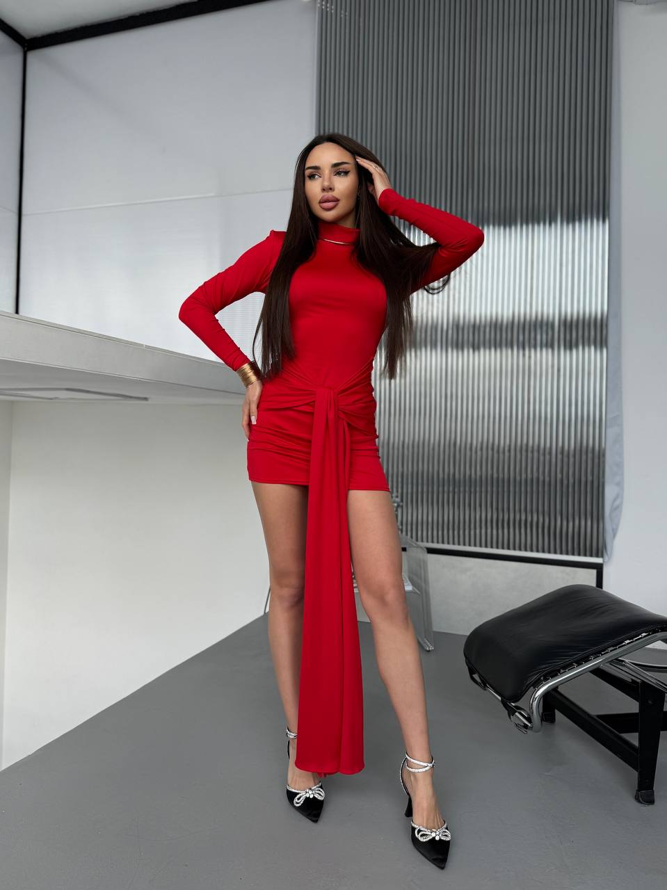 Elegantní mini šaty s efektním detailem