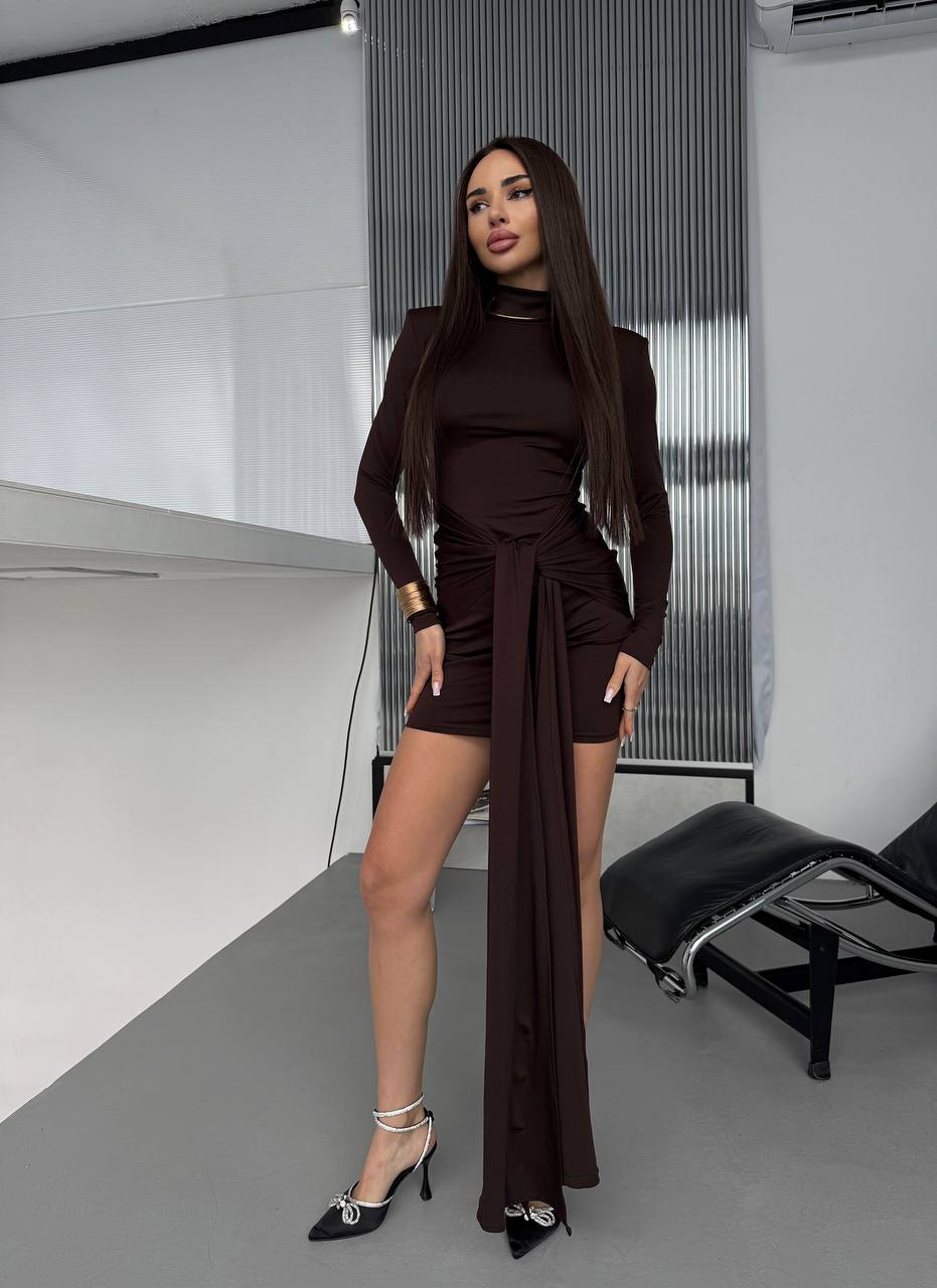 Elegantní mini šaty s efektním detailem